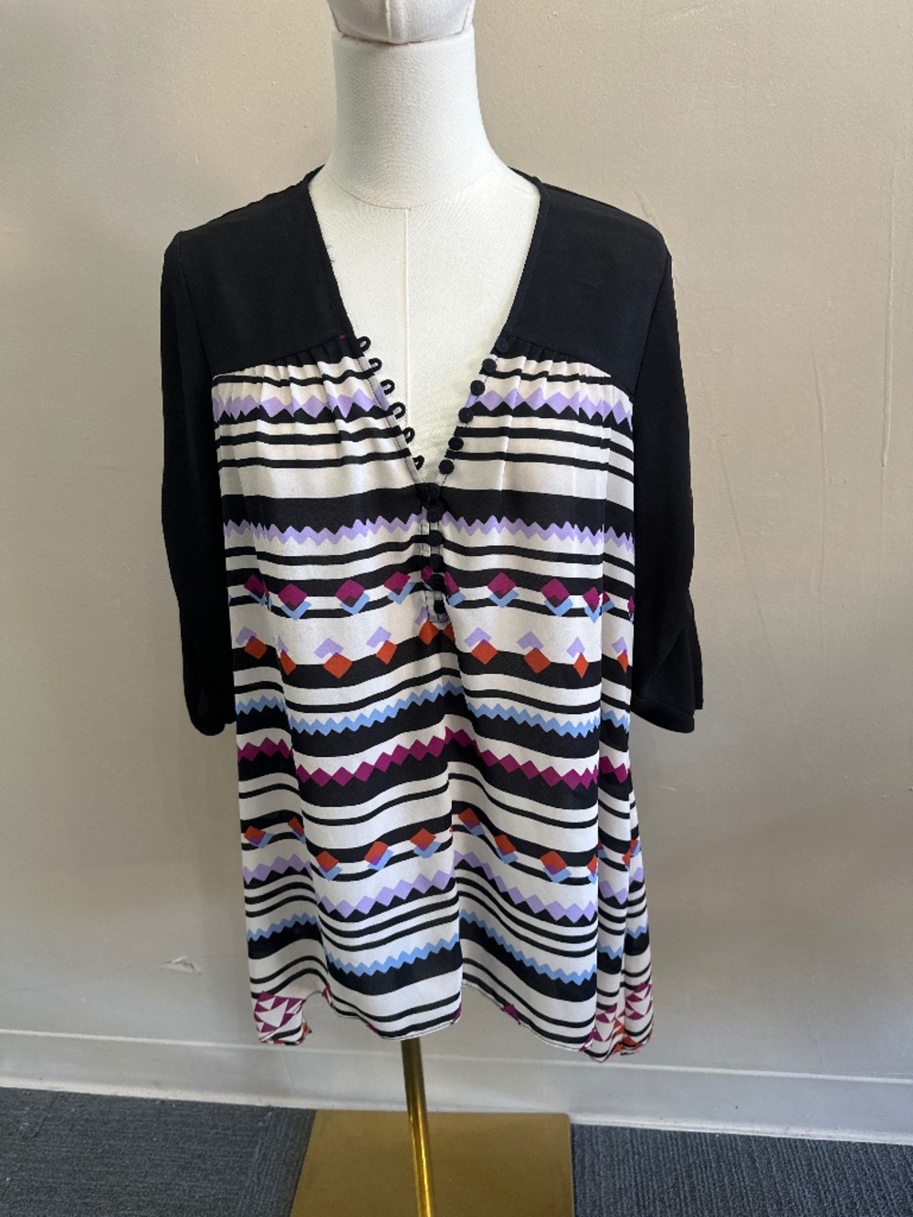 BCBGMAXAZRIA Women’s Black/Multicolor Geometric V-Neck Blouse 3/4 Sleeve S